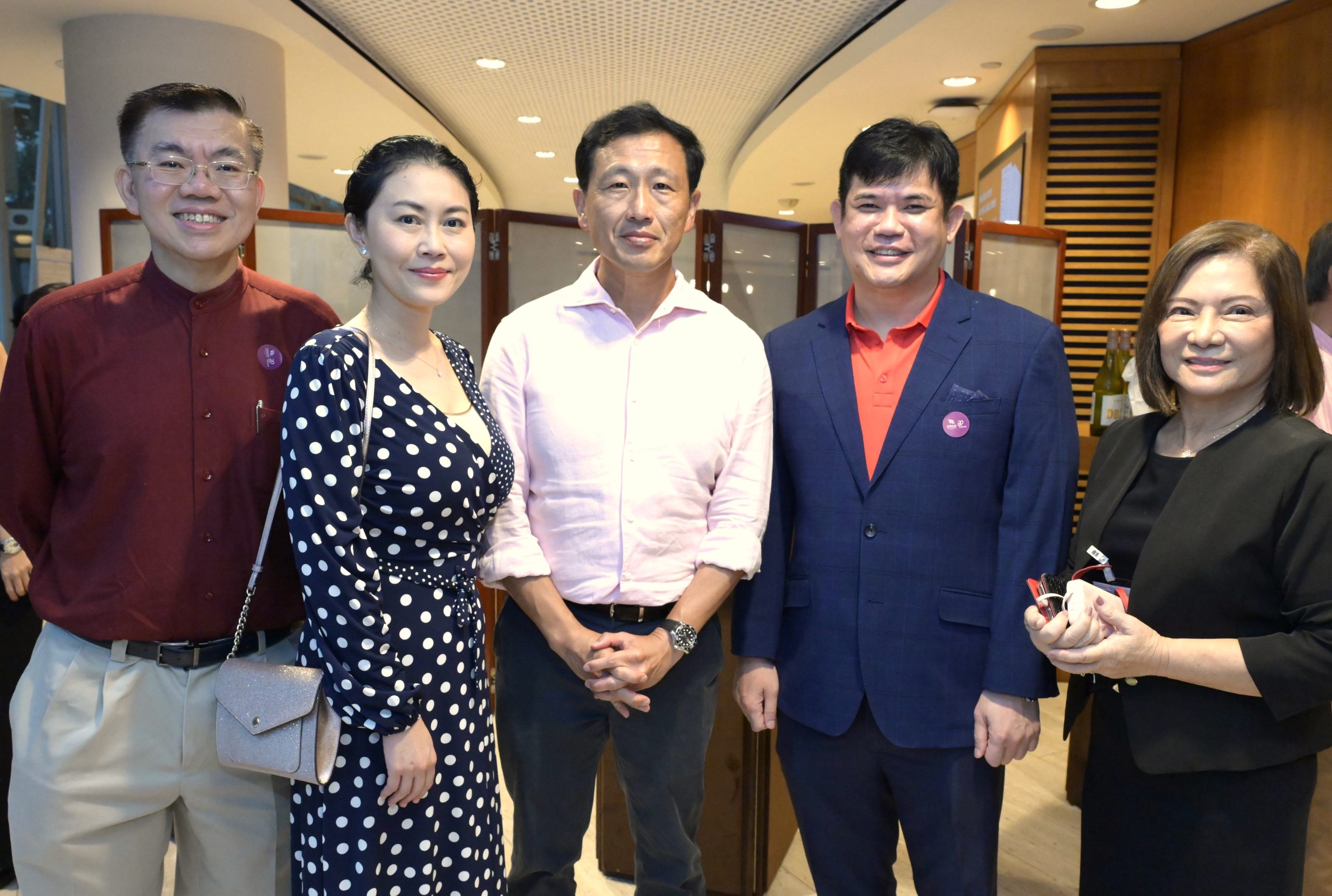 The cheque was presented by Dr Astrid Suantio (right one) on behalf of D.S.Lee foundation. The guests including: Director of the NUS Yeo Boon Khim Mind Science Centrere, Associate Professor John Wong(Left one), Dean of Yong Loo Lin School of Medicine, Professor Chong Yap Seng (Left two), Chairman of the NUHS-NUS Yeo Boon Khim Mind Science Centre, Mr Abdullah Tarmugi (middle), Minster of Health, Mr Ong Yee Kang(Right two).